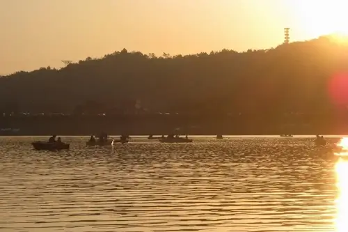 入鹿池のワカサギ釣りボートと夕暮れ