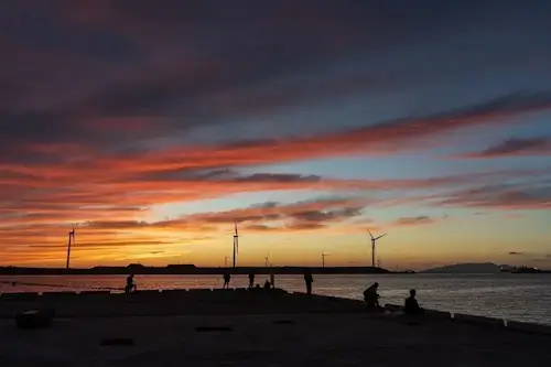 秋の夕暮れに染まる港の景色