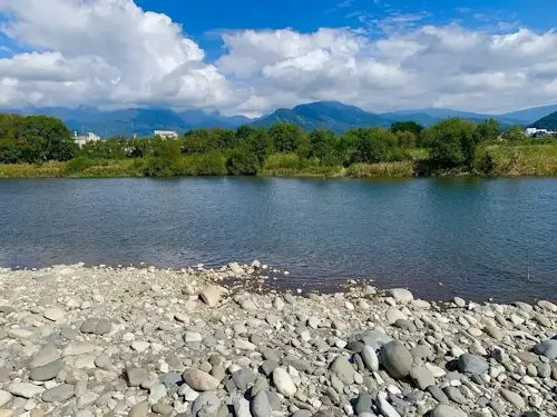 川岸から対岸を見る