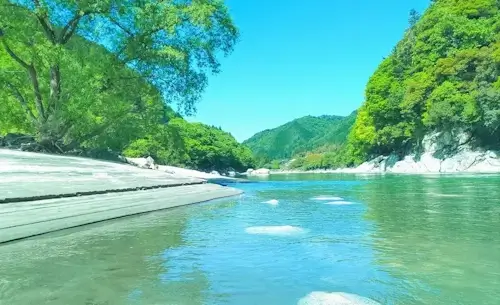 新緑と澄んだ清流の木曽川上流