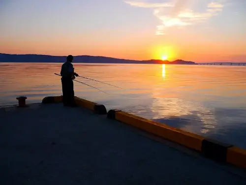 釣り人と朝日