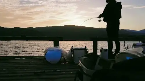 イカダの上で釣りをする人