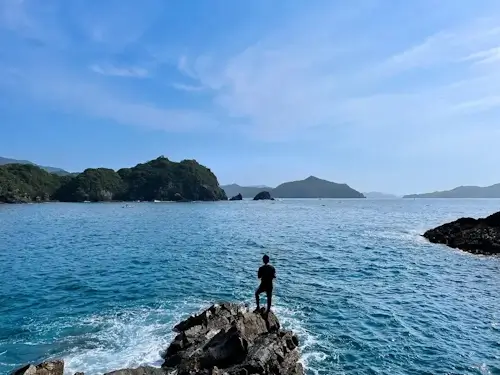 海岸で釣りをする男