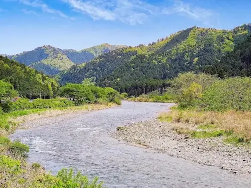 京都 美山町のかやぶきの里を流れる由良川
