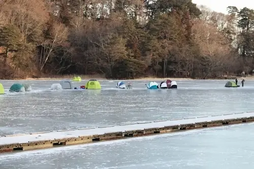 ワカサギ釣りの テントと 氷の湖