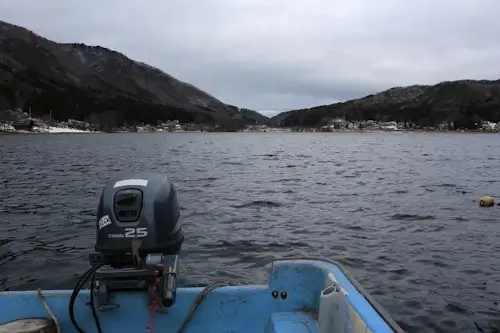 信州の冬　湖のワカサギ釣り船