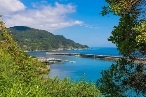 青空の長崎半島先端部の野母崎漁港