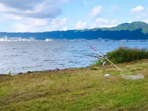 琵琶湖と釣り竿