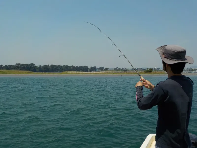 夏の釣りをしている男性