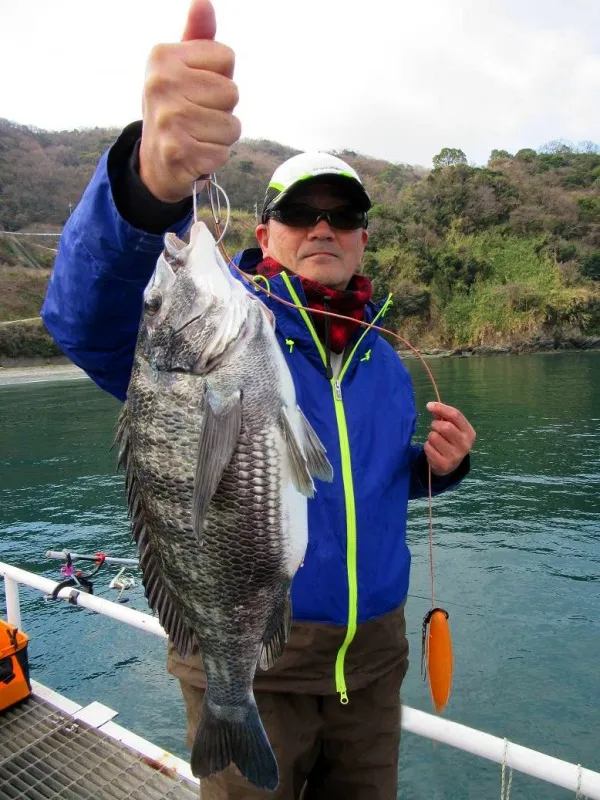 魚を持ってる男性